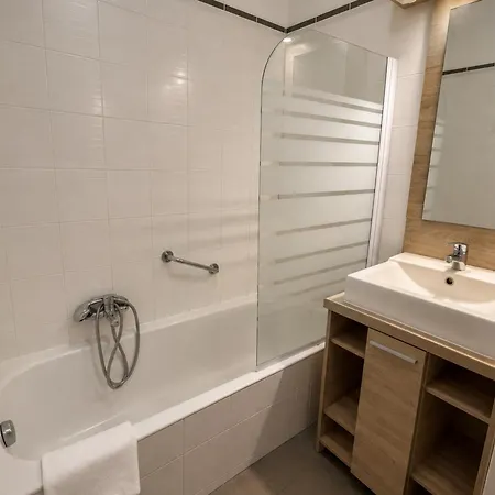 In Golfe-juan With Pool Garden & Parking *